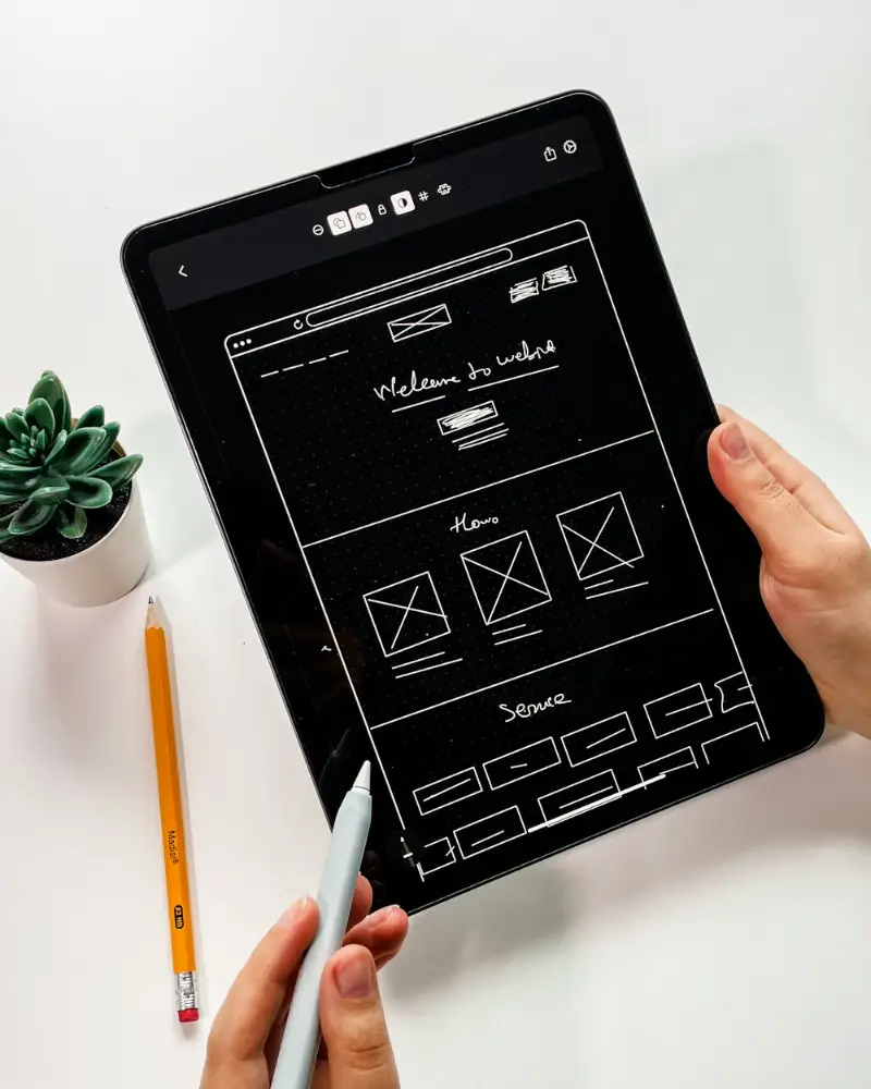 Croquis d'une page web dessiné sur une tablette