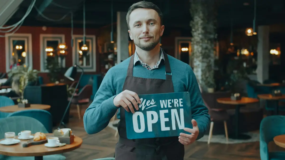 Commerçant qui ouvre son magasin pour la première fois