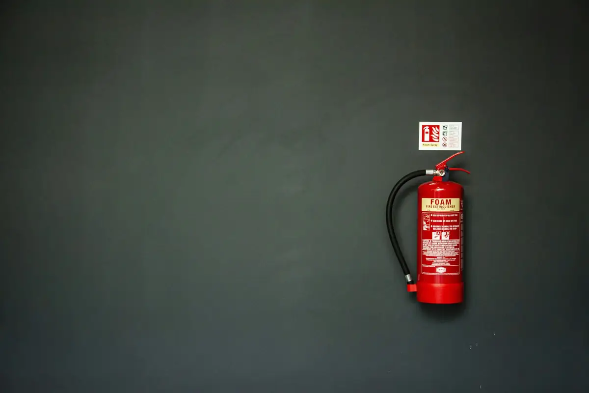 Extincteur fixé au mur d'un local de travail